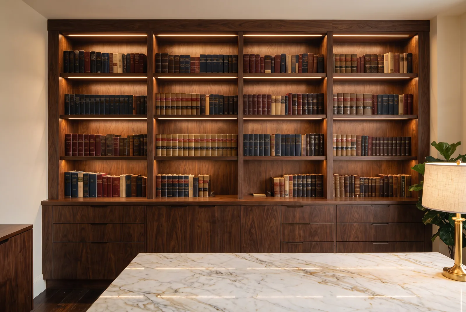 Biblioteca sob medida em MDF Baviera, do piso ao teto, com prateleiras iluminadas