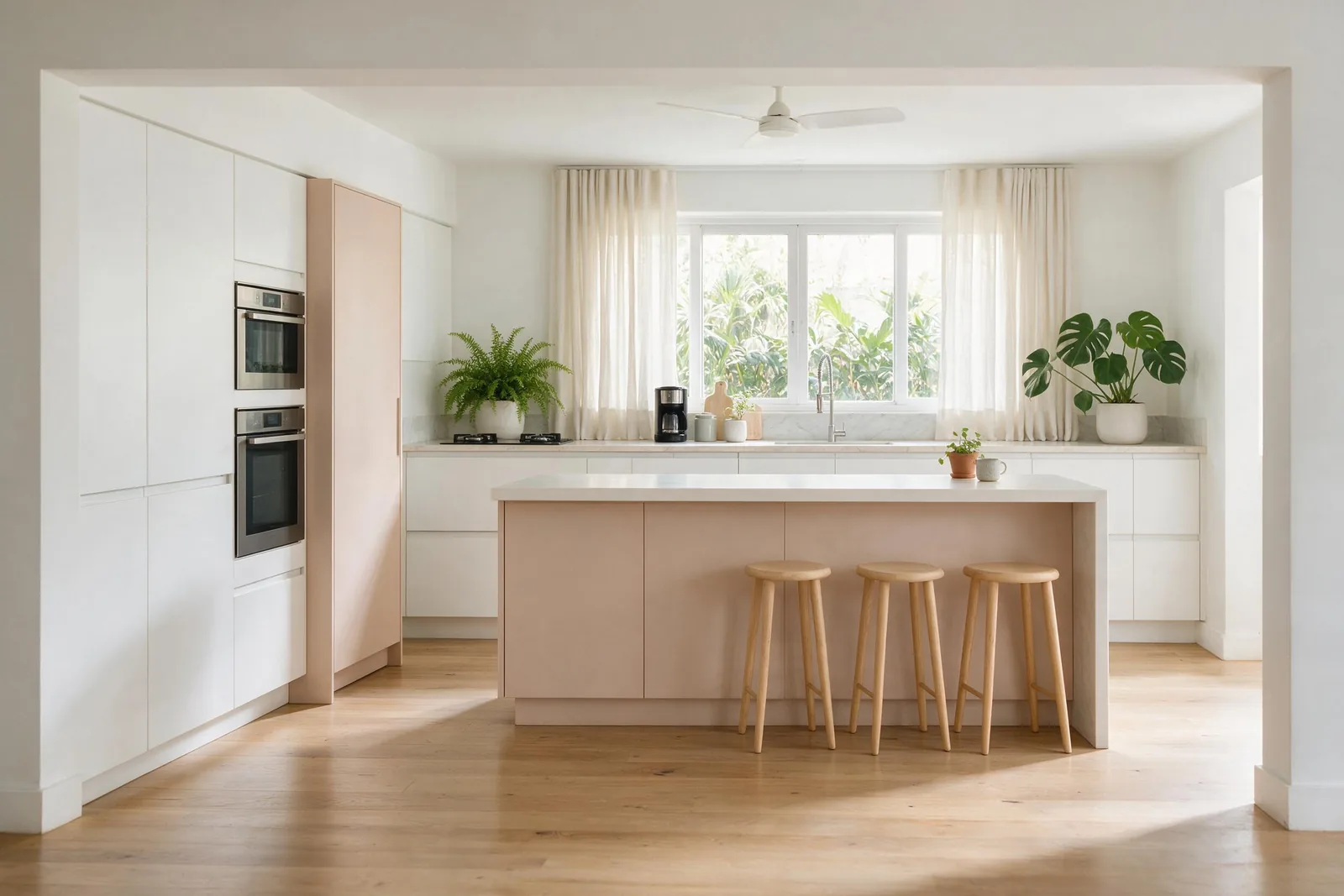 Cozinha planejada em MDF Maxi Branco com detalhe em Capuccino, integrada à sala